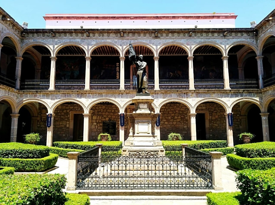 Los afectados instalaron su plantón frente al plantel y advirtieron que no se retirarán del lugar del centro histórico de la capital michoacana hasta que no sean atendidas sus demandas. Foto tomada de www.facebook.com/colegio.primitivo.nacional