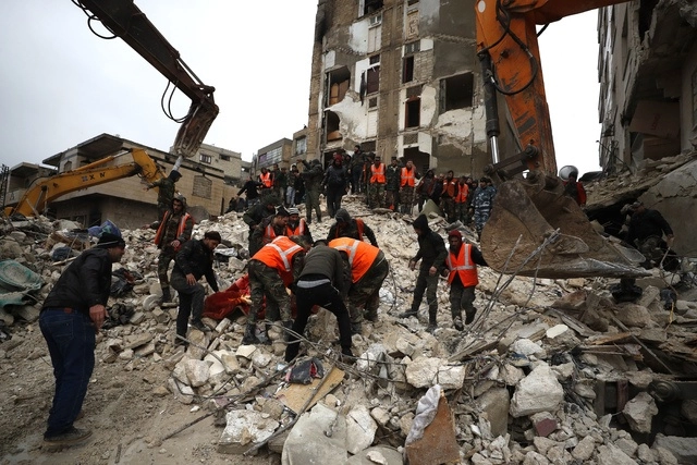Personal de rescate labora en un edificio siniestrado en la ciudad de Hama, Turquía. Foto Ap