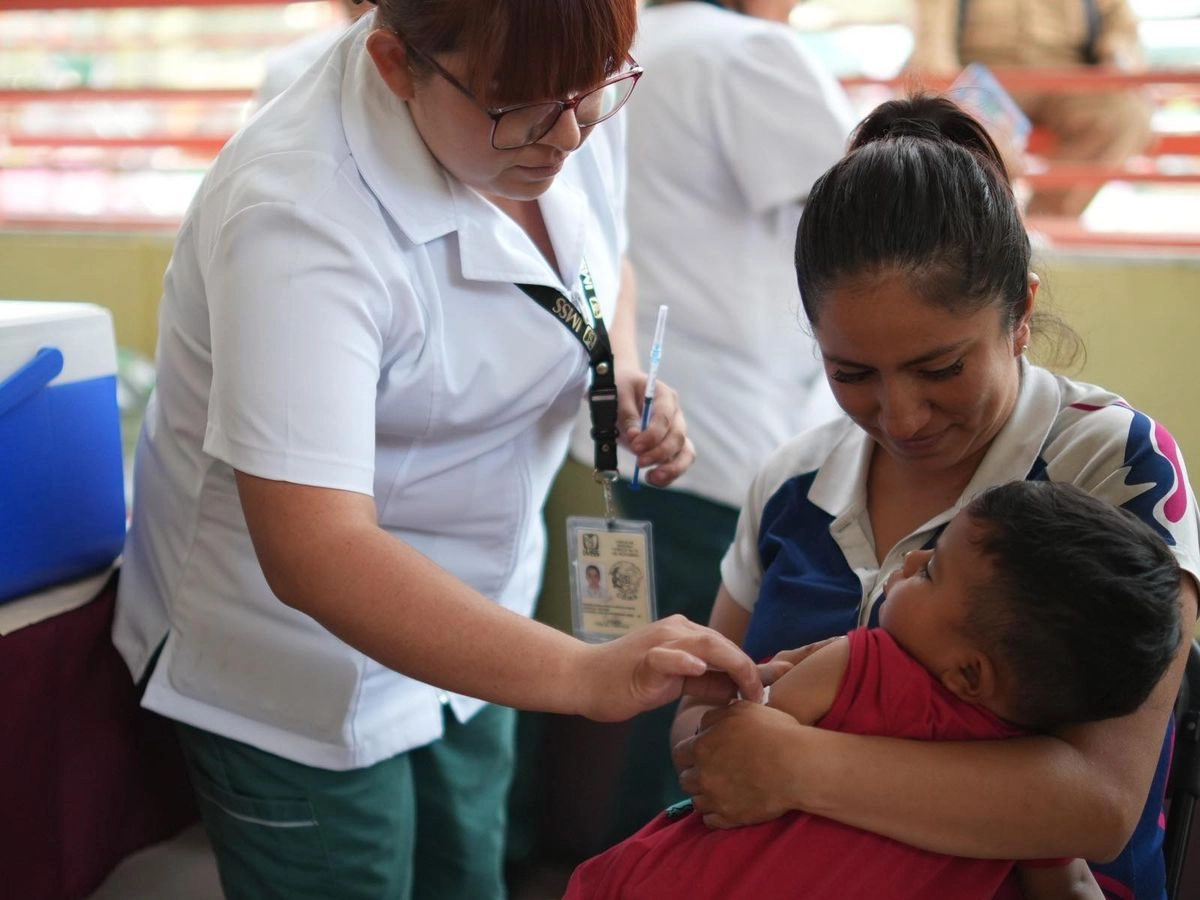 Personal de salud aplica una vacuna a un menor en imagen de archivo. Foto 