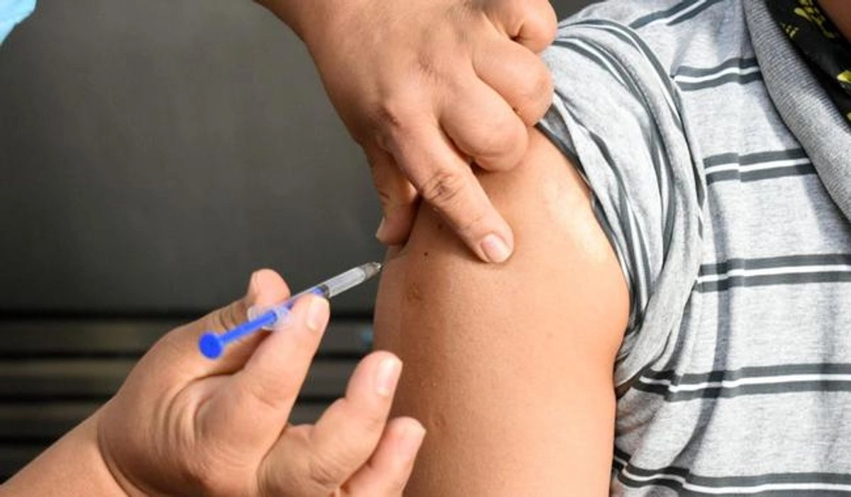 Personal de salud aplica una vacuna en imagen de archivo. Foto 