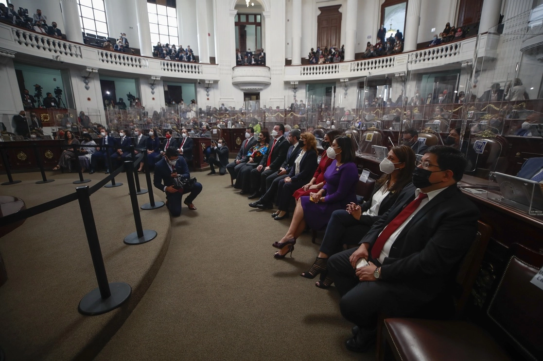Las ocho alcaldesas y ocho alcaldes rindieron protesta de ley al cargo en sesión solemne del Congreso de la Ciudad de México, el pasado 1 de octubre. Foto Víctor Camacho
