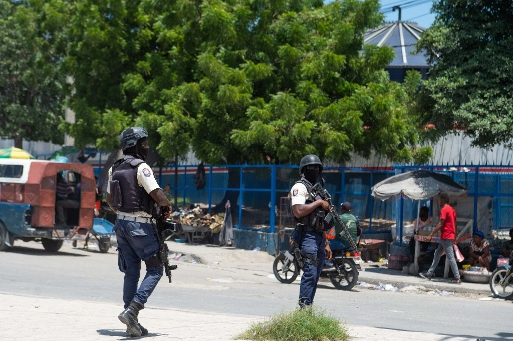 Agentes de la Policía Nacional de Haití patrullan el área cercana al Aeropuerto Internacional Toussaint Louverture en Puerto Príncipe, Haití, el 12 de agosto de 2024. Foto Afp