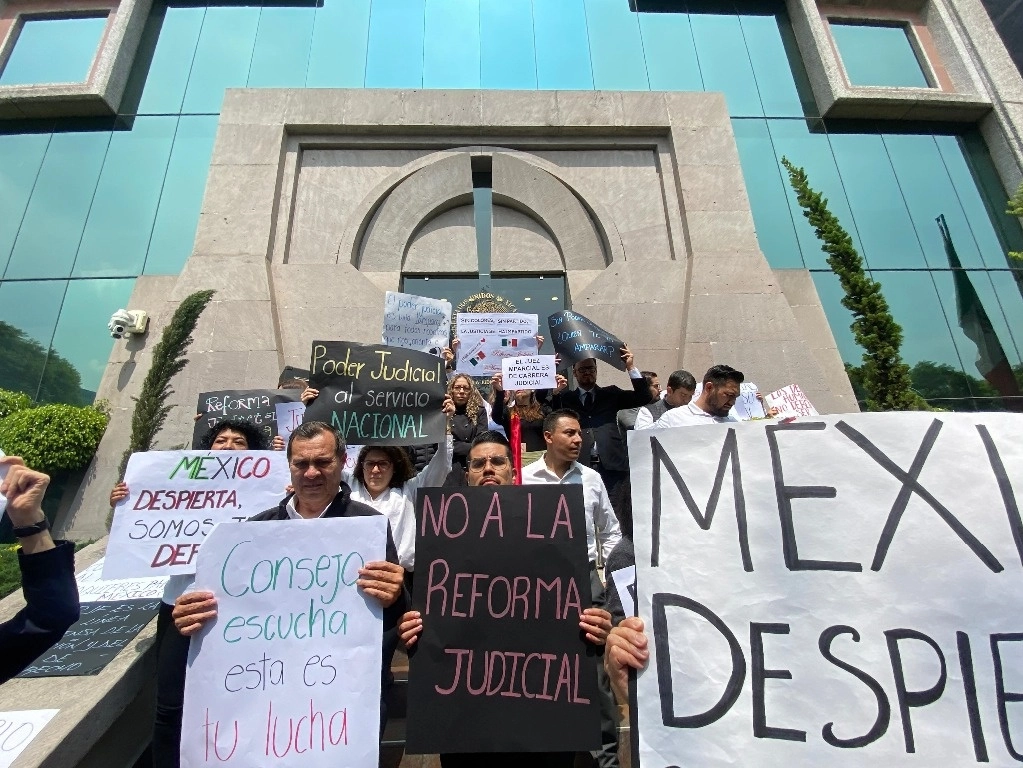 Trabajadores del Poder Judicial se manifiestan contra la reforma en el edificio sede del  Consejo de la Judicatura, en la Ciudad de México, el 28 de agosto de 2024. Foto Germán Canseco