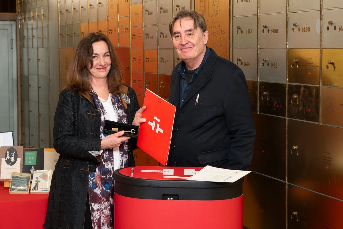 La coordinadora de Difusión Cultural de la UNAM, Rosa Beltrán Álvarez, y el director del Instituto Cervantes, Luis García Montero, al recibir el legado.