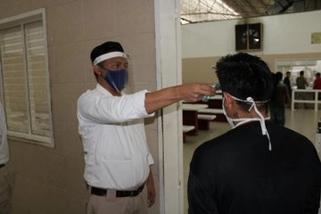 Atención a un indocumentado  en una  estación migratoria. Foto @INAMI_mx