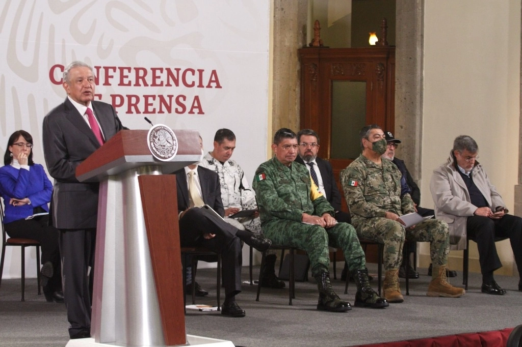El presidente López Obrador acompañado por varios integrantes de su gabinete durante la conferencia de esta mañana. A la derecha, el consejero jurídico, Julio Scherer. Foto Cuartoscuro