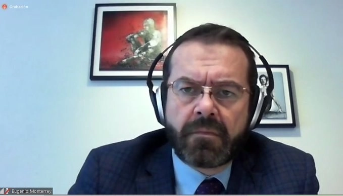 El comisionado del Inai, Rosendoevgueni Monterrey durante la sesión. Foto tomada de la cuenta de Twitter @INAImexico