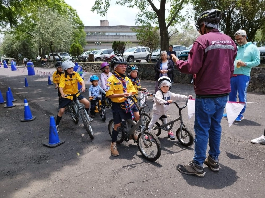 Mediante esta actividad 3 mil 101 niñas y 3 mil 283 niños participaron en un taller enfocado en aprender a andar en bicicleta y, al mismo tiempo, desarrollar habilidades físicas como la coordinación y el equilibrio del cuerpo. Foto @MIBiciCDMX 