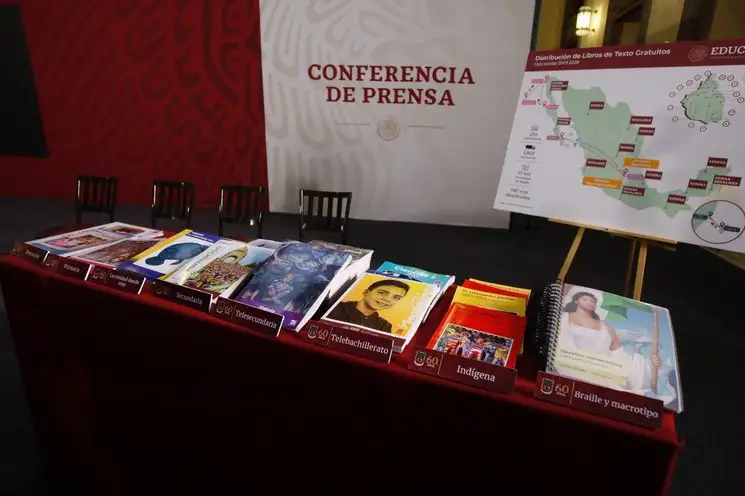 Los nuevos libros de texto expuestos en el salón Tesorería del Palacio Nacional en agosto de 2019. Foto Cristina Rodríguez / Archivo
