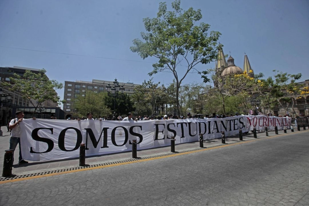 Dirigentes de la Federación de Estudiantes Universitarios, estudiantes de diversos centros universitarios y preparatorias de la Universidad de Guadalajara, durante una manifestación a las afueras de Palacio de Gobierno, para exigir la aparición con vida de algunos estudiante desaparecidos. 