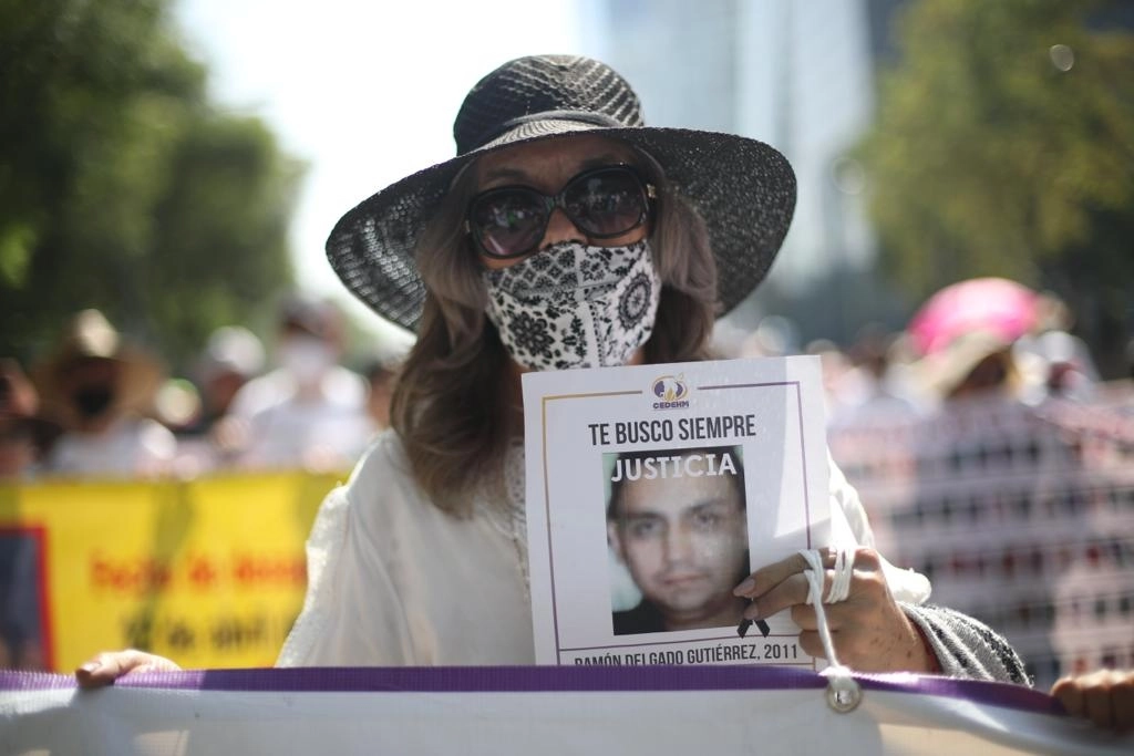 Asistentes a la marcha por el Día de las Madres buscadoras y desaparecidas con el Movimiento por Nuestros Desaparecidos en México al Ángel de la Independencia. Foto Yazmín Ortega Cortés