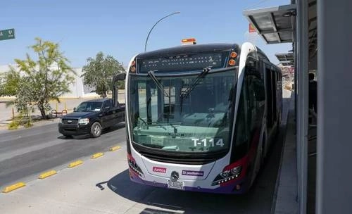 El aumento tarifario, que pasó de 9 a 11 pesos el 1 de agosto, no ha logrado solucionar el déficit de unidades. Foto La Jornada