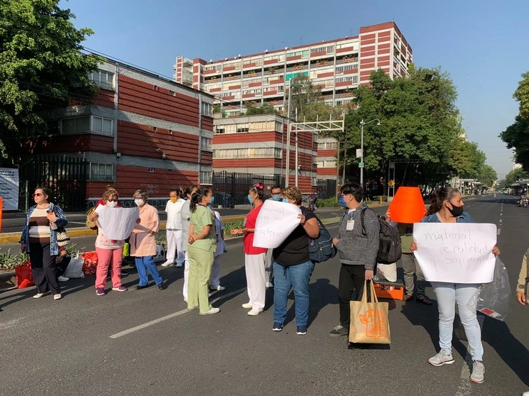 Doctores, enfermeras y personal del hospital 20 de noviembre bloquean el Eje 7 esquina con Félix Cuevas. Exigen insumos para trabajar durante la emergencia sanitaria del Covid-19, en la Ciudad de México. Foto Alfredo Domínguez