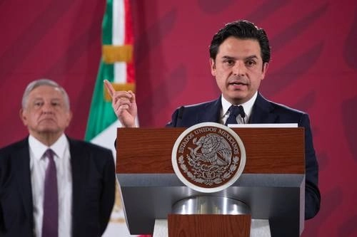 Zoé Robledo, director general del Instituto Mexicano del Seguro Social, y el presidente Andrés Manuel López Obrador, hablaron sobre pensiones en la conferencia matutina del 4 de febrero de 2020 en Palacio Nacional. Foto Pablo Ramos