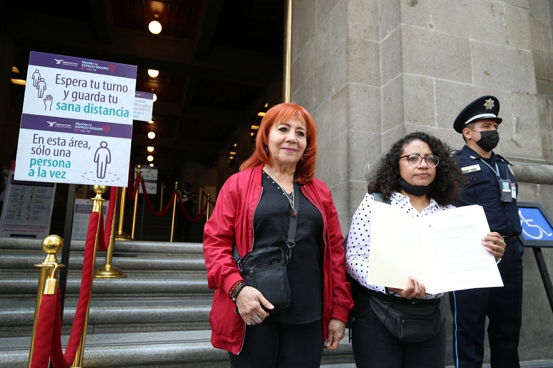 Rosario Ibarra junto a un familiar de víctima frente a la SCJN. Foto María Luisa Severiano/ archivo