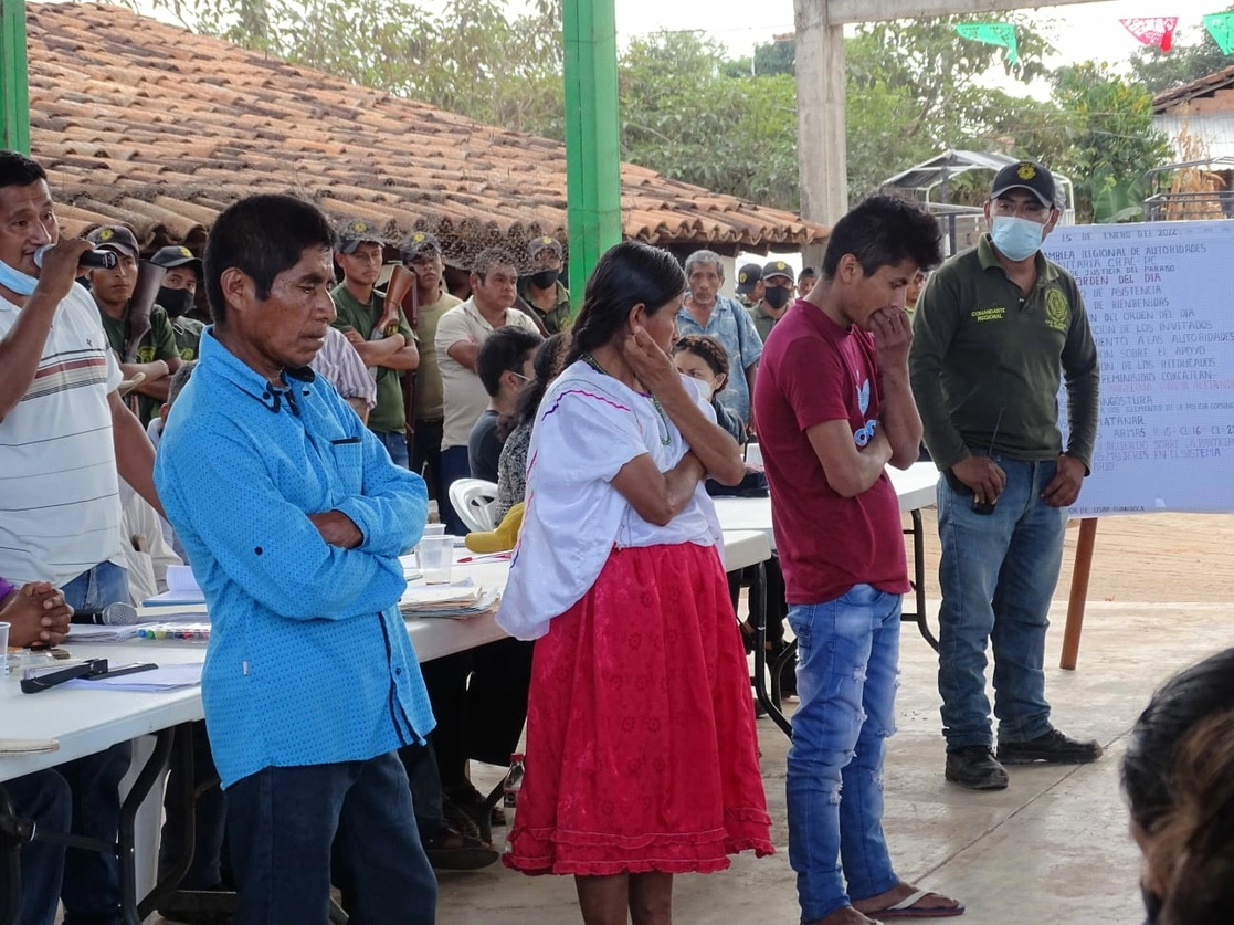 Por asesinar a su pareja, Roberto N (de playera roja) fue presentado el sábado en la asamblea regional en la comunidad de El Paraíso, municipio de Ayutla de los Libres, Guerrero, para ser juzgado por la Coordinadora Regional de Autoridades Comunitarias-Policía Comunitaria, que se manifestó por poner alto a los feminicidios en la región. Foto La Jornada