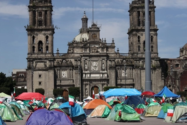 Campamento de Frena en el Zócalo capitalino, en imagen de octubre pasado. Foto Yazmín Ortega Cortés