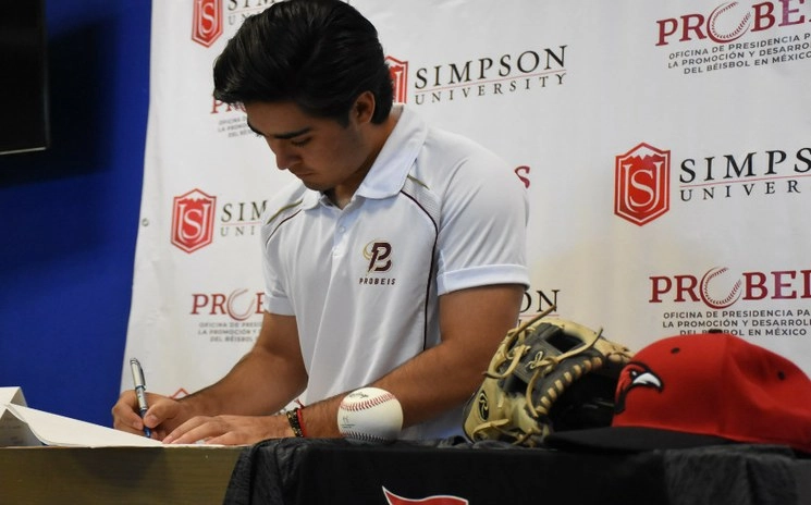Carlos Valenzuela firmó una carta de intención para estudiar y jugar béisbol en una universidad estadounidense. Foto Cortesía ProBeis