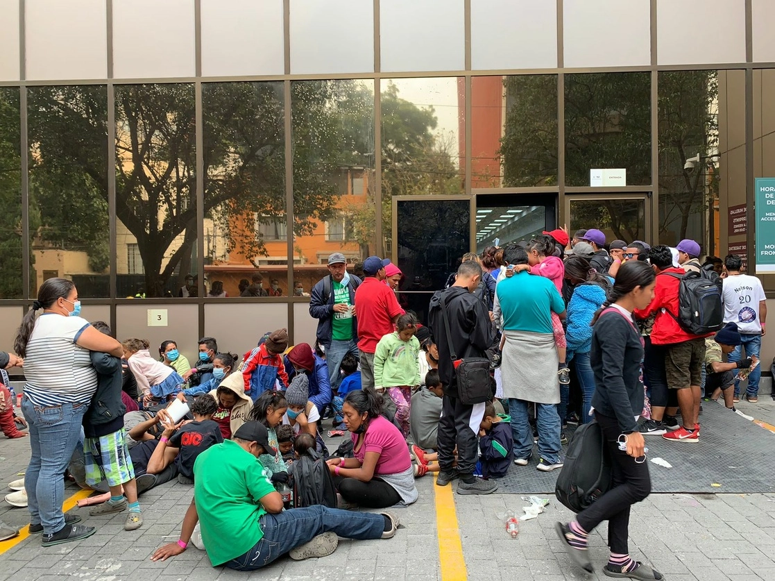 Un grupo de migrantes llegó al Instituto Nacional de Migración para realizar el trámite de la tarjeta de visitante por razones humanitarias, que les permitirá transitar por el país sin ser detenidos, el 20 de diciembre de 2021. Foto Alfredo Domínguez