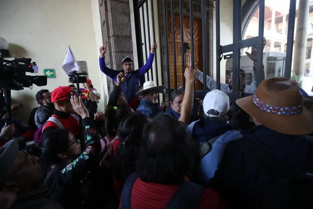 La Jornada - Cnte Teachers Storm The Door Of The Sep After Marching For Basification And Salary Increases