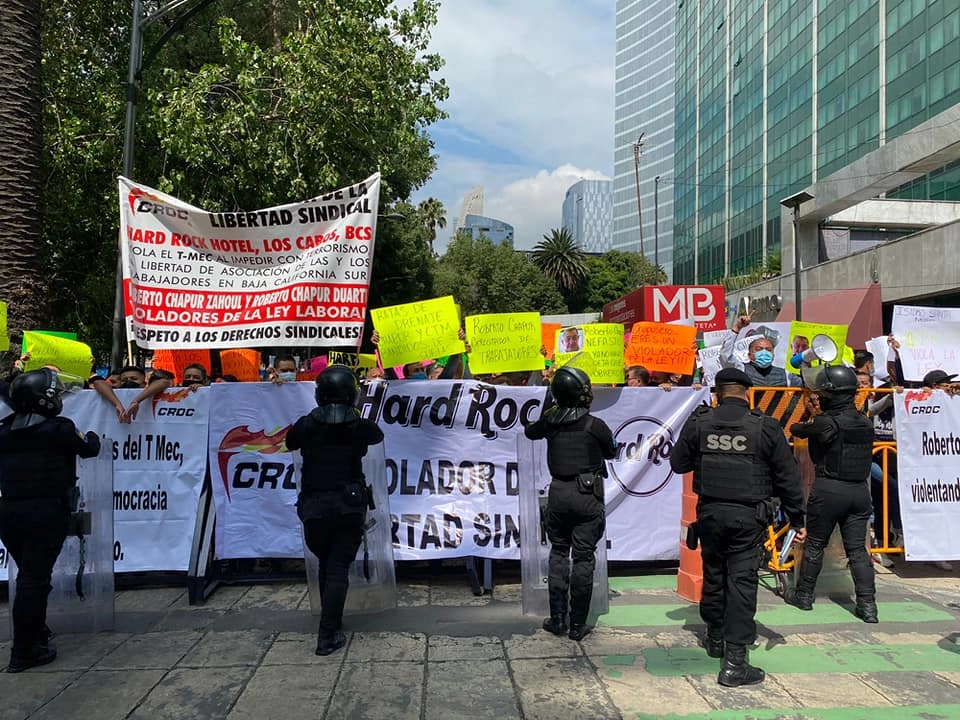 Elementos de seguridad impidieron a los manifestantes plantarse frente a la embajada de Estados Unidos en la Ciudad de México, el 15 de julio de 2021. Foto tomada del Facebook de @CROCNacional