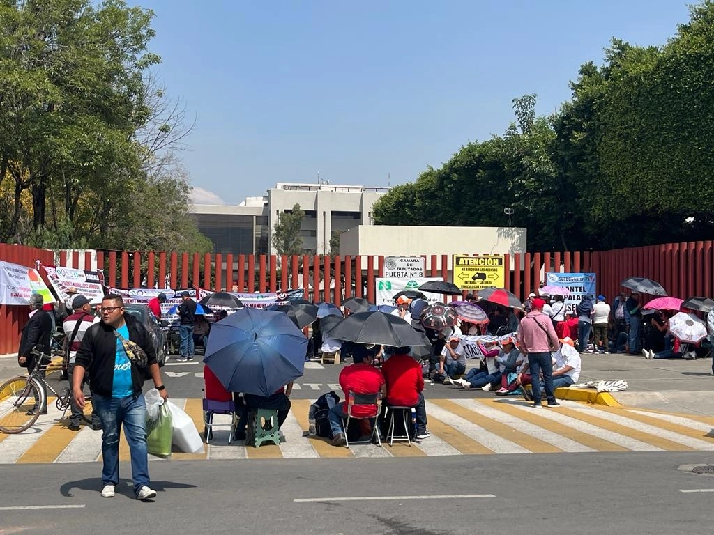 Afuera de la Cámara de Diputados cientos de profesores mantienen cerrados los accesos del inmueble en las calles de Congreso de la Unión, Emiliano Zapata y Eduardo Molina. Foto María Luisa Severiano 
