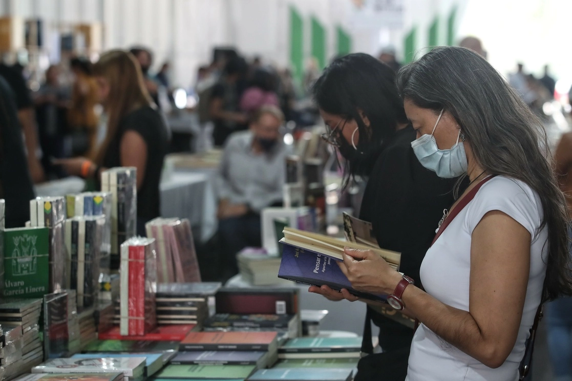 Asistentes a la Feria del Libro del CLACSO en la UNAM. Foto Marco Peláez