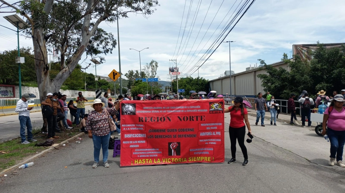 Maestros de la Ceteg, bloquearon la lateral de la Autopista México a Acapulco, en Chilpancingo, en demanda de solución a su pliego petitorio. Foto La Jornada