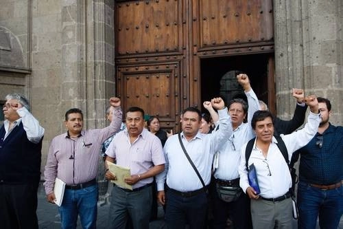 Maestros de la CNTE, a su salida del encuentro con el Ejecutivo federal en Palacio Nacional, en junio del año pasado. Foto Roberto García