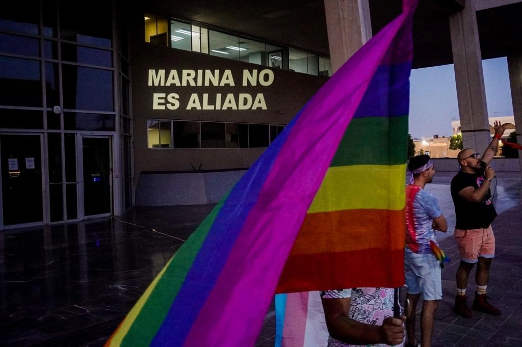 Integrantes de la comunidad LGBT+ se manifestaron contra la postura de la gobernadora Marina del Pilar Ávila de negarse a publicar el decreto con la reforma legislativa que prohíbe en BC las llamadas terapias de conversión. Foto La Jornada Baja Calilfornia