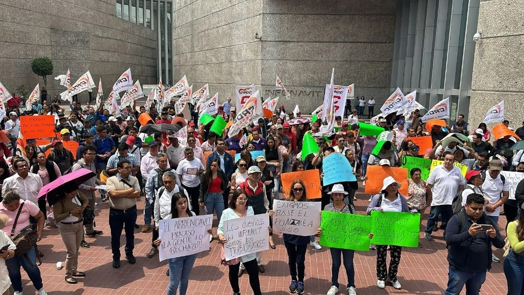 Protesta de trabajadores afiliados a la CROC en protesta afuera de la sede del Infonavit, en la CDMX. Imagen La Jornada 
