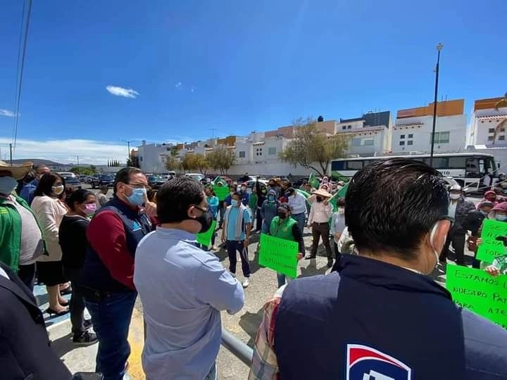 Integrantes de la UNTA se manifestaron en las oficinas de Servicios de Salud de Hidalgo para exigir pruebas rápidas para detección de Covid-19 y vacunas contra la influenza. Foto La Jornada