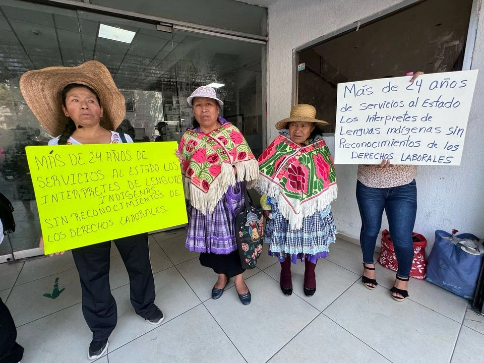 Integrantes de la Unidad Nacional de Indígenas bloquean los accesos a la Fiscalía capitalina; exigen una reunión con las autoridades para resolver el tema de traductores indígenas en esta dependencia.