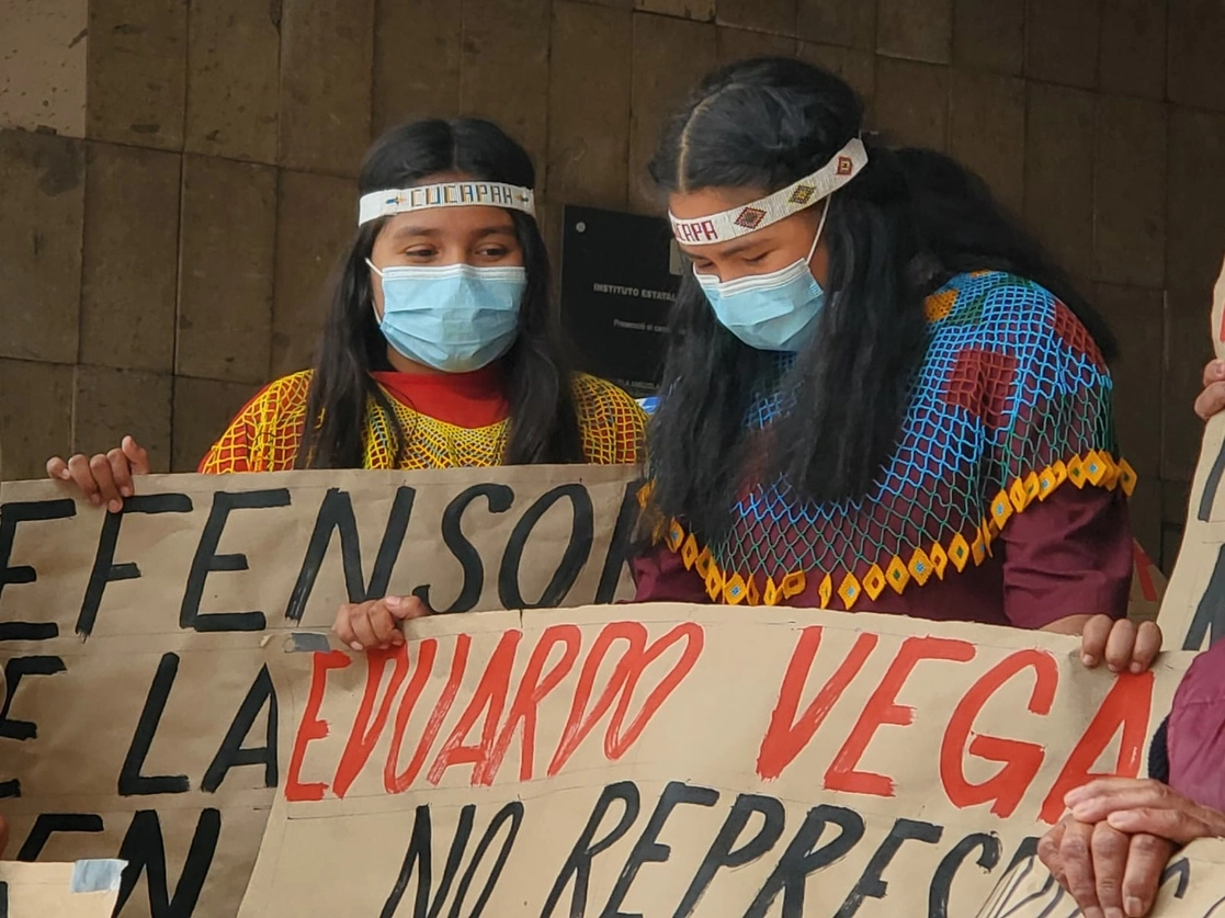 Dos de los manifestantes afuera del IEEBC. Foto Lindero Norte