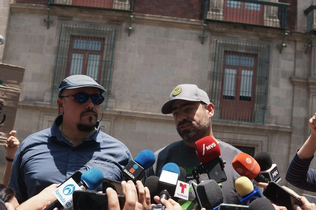 El actor Arturo Islas y el biólogo Roberto Rojo, pertenecientes al colectivo #SélvameDelTren, ofrecen conferencia de prensa frente a Palacio Nacional, en el Centro Histórico capitalino, el 25 de abril de 2022. Foto Pablo Ramos