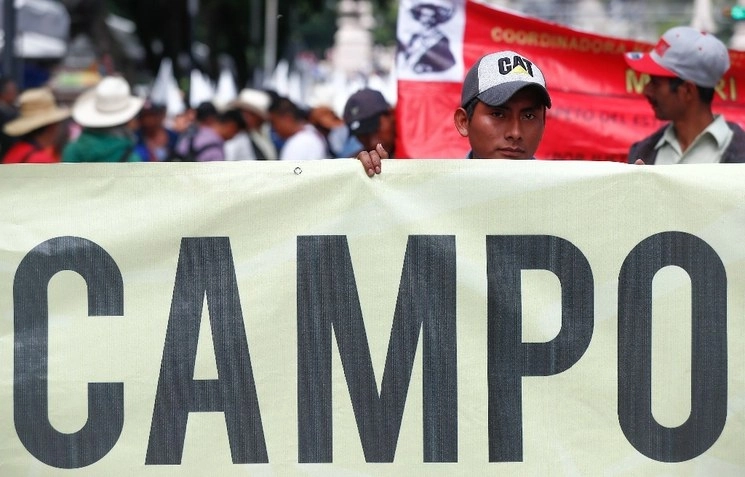 Integrantes del Frente Auténtico del Campo intensificaron sus acciones para presionar que sean atendidos por las autoridades de Sedatu, Inpi y Conagua, por lo que bloquean los accesos a la Secretaría de Gobernación. Foto Víctor Camacho / archivo