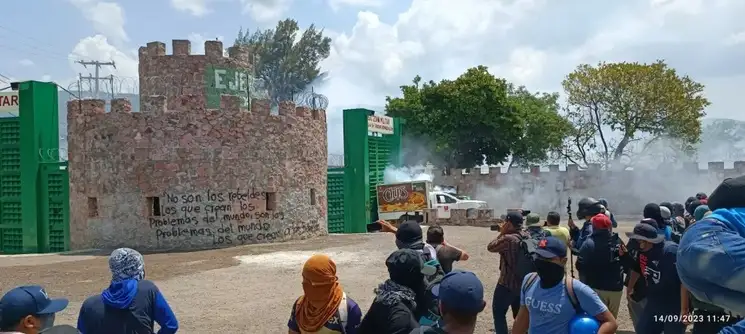 Estudiantes realizaron pintas en los muros de la 35 Zona Militar en Chilpancingo, Guerrero. Foto Sergio Ocampo 