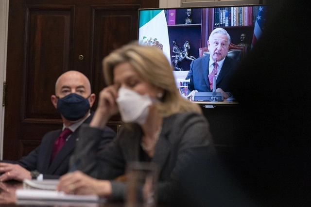El presidente Andrés Manuel López Obrador (c,der) durante la reunión virtual con su homólogo estadunidense, Joe Biden. Foto Ap