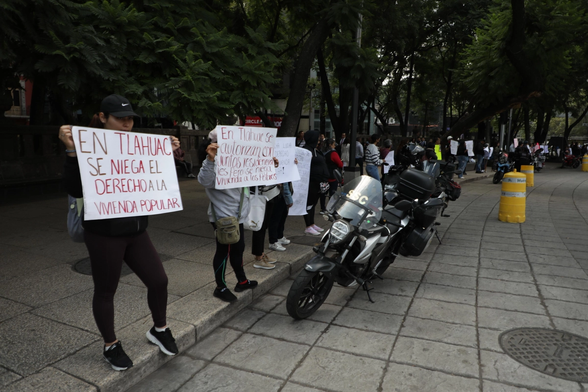 Los inconformes exhiben en carteles sus consignas: “En Tláhuac se niega el derecho a la vivienda”, “No más gentrificación en Tláhuac” y "Antorcha lucha por el derecho a la vivienda".