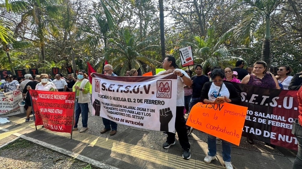 Integrantes del SETSUV se manifiesta exigiendo un aumento salarial del 12 por ciento. Foto Iván Sánchez