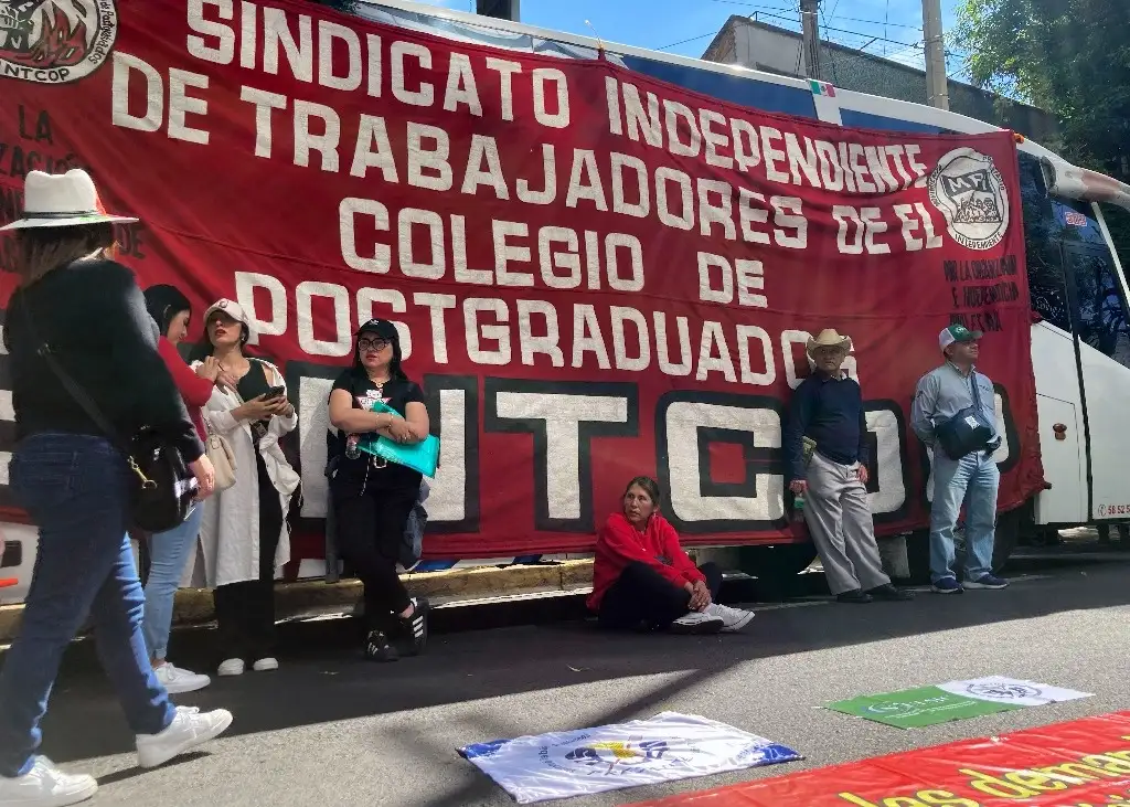Integrantes del Sindicato Independiente de Trabajadores de El Colegio de Posgraduados (Sintcop) protestan frente a la Sader en el día 79 de su huelga. Exigen homologación con la UAM, compensación garantizada, aguinaldo y prestaciones.Foto: Sergio Hernández Vega