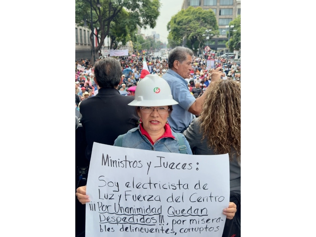 Al grito del “Poder Judicial por voto popular”, el Sindicato Mexicano de Electricistas se manifestó frente a la sede de la SCJN para apoyar la iniciativa que sigue su curso en la Cámara alta. Foto Roberto García Ortiz