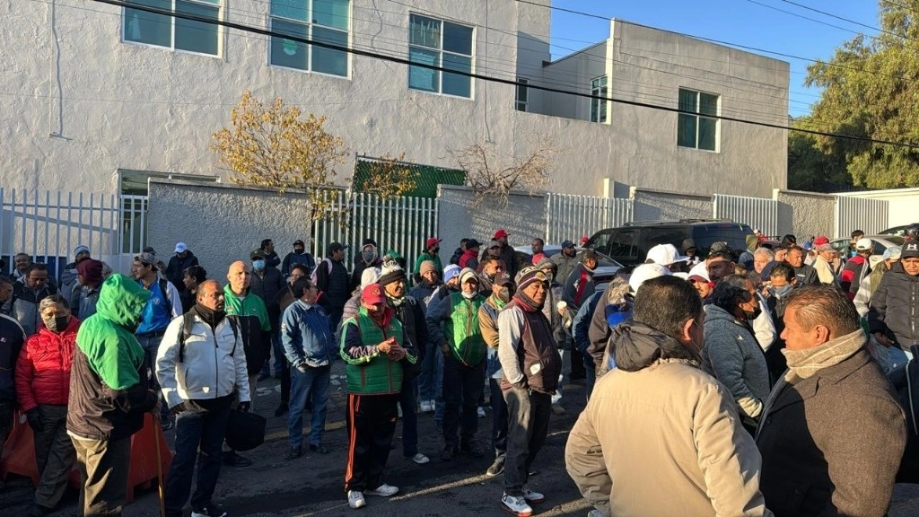 Trabajadores protestan frente a las oficinas del Sapase, en la colonia La Mora, en Ecatepec, Edomex, el 21 de diciembre de 2023. Foto ‘La Jornada’