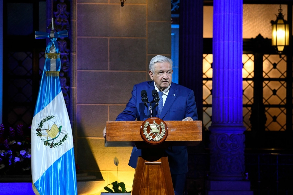 El presidente Andrés Manuel López Obrador planteó ayer desde Guatemala que, más allá de atender la migración, América debe avanzar hacia una integración económica y comercial sin exclusiones. Foto Afp