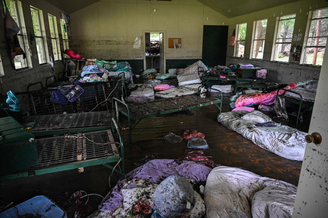 Interior de una cabaña en Camp Mystic donde al menos 27 niñas desaparecieron tras las inundaciones repentinas en Texas, el 5 de julio de 2025. Foto 