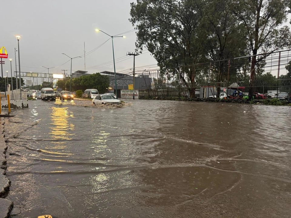 Aspectos de la avenida Nezahualcóyotl en la colonia Santa María Nativitas Chimalhuacán, inundada por las intensas lluvias del miércoles. Foto