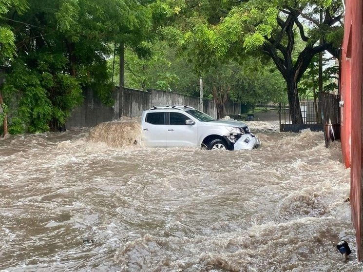 También se reportó la inundación del Hospital del Imss en Villa de Álvarez y varios árboles caídos. Foto: Juan C. Flores

