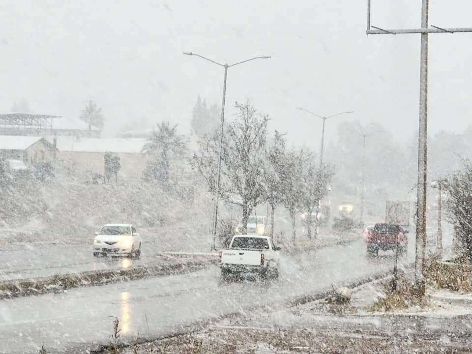 La sexta tormenta invernal del Frente Frío número 32 azotó con intensas nevadas y agua nieve a Sonora provocando afectaciones en el noroeste, norte y sierra de la entidad como cierres carreteros, congelamiento de vialidades y familias varadas en la frontera con EU. Foto Cristina Gómez Lima
