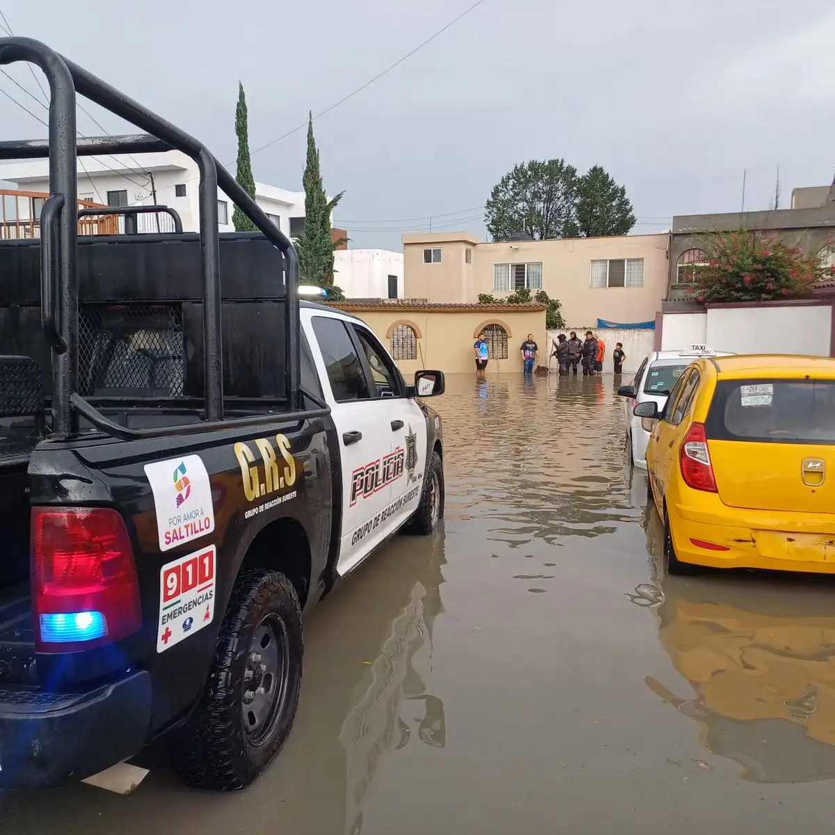 Las lluvias de este domingo sobre la capital de Coahuila, con especial intensidad en los sectores poniente y norte, provocaron la caída de árboles, inundaciones en vialidades principales y daños parciales en viviendas.