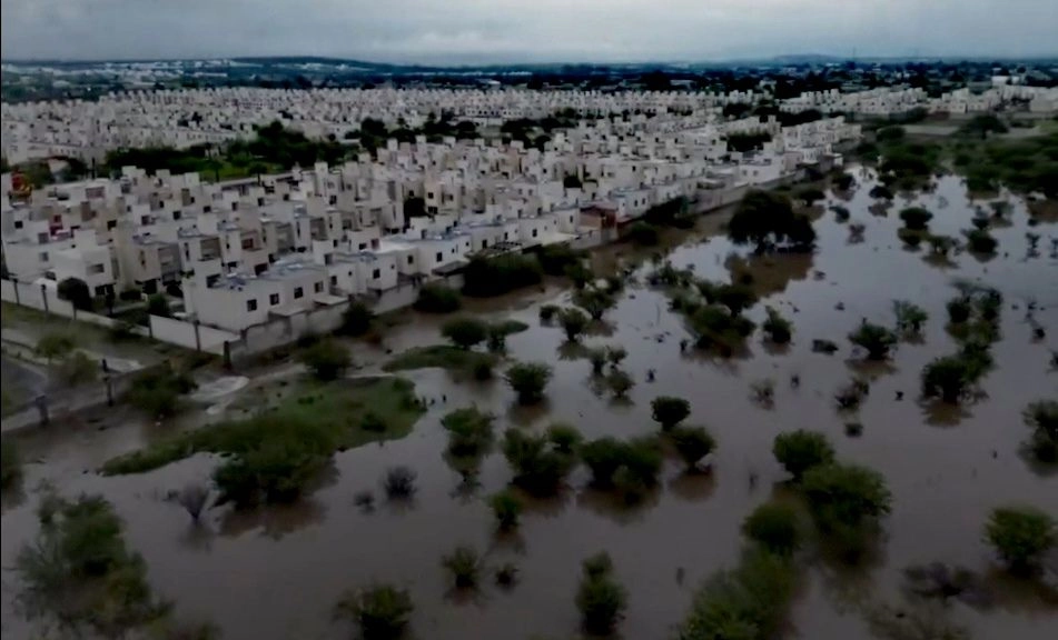 Las lluvias intensas que se registraron la madrugada de lunes, causaron severas inundaciones en distintas colonias de Querétaro. Foto 